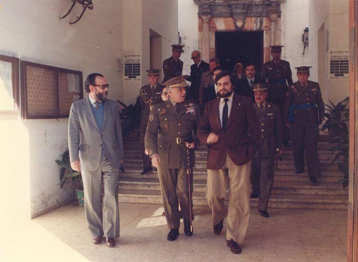 El paso de Julio Anguita por el Ayuntamiento de Córdoba, en imágenes