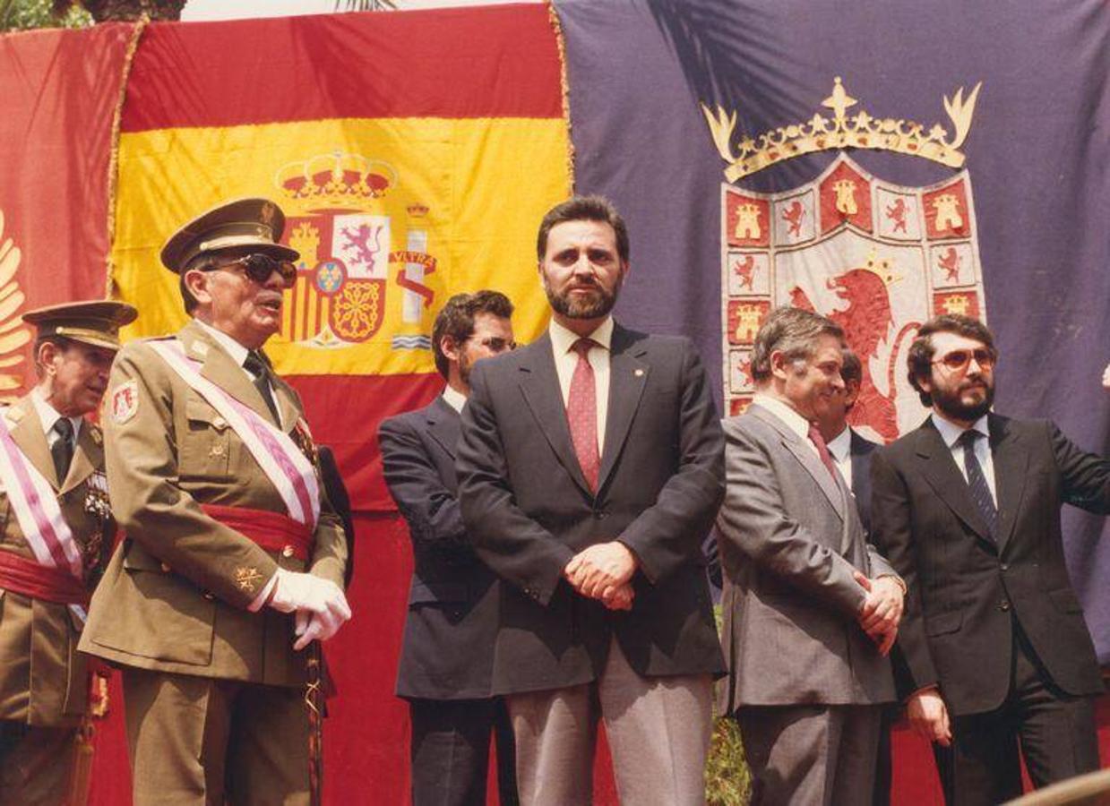 El paso de Julio Anguita por el Ayuntamiento de Córdoba, en imágenes