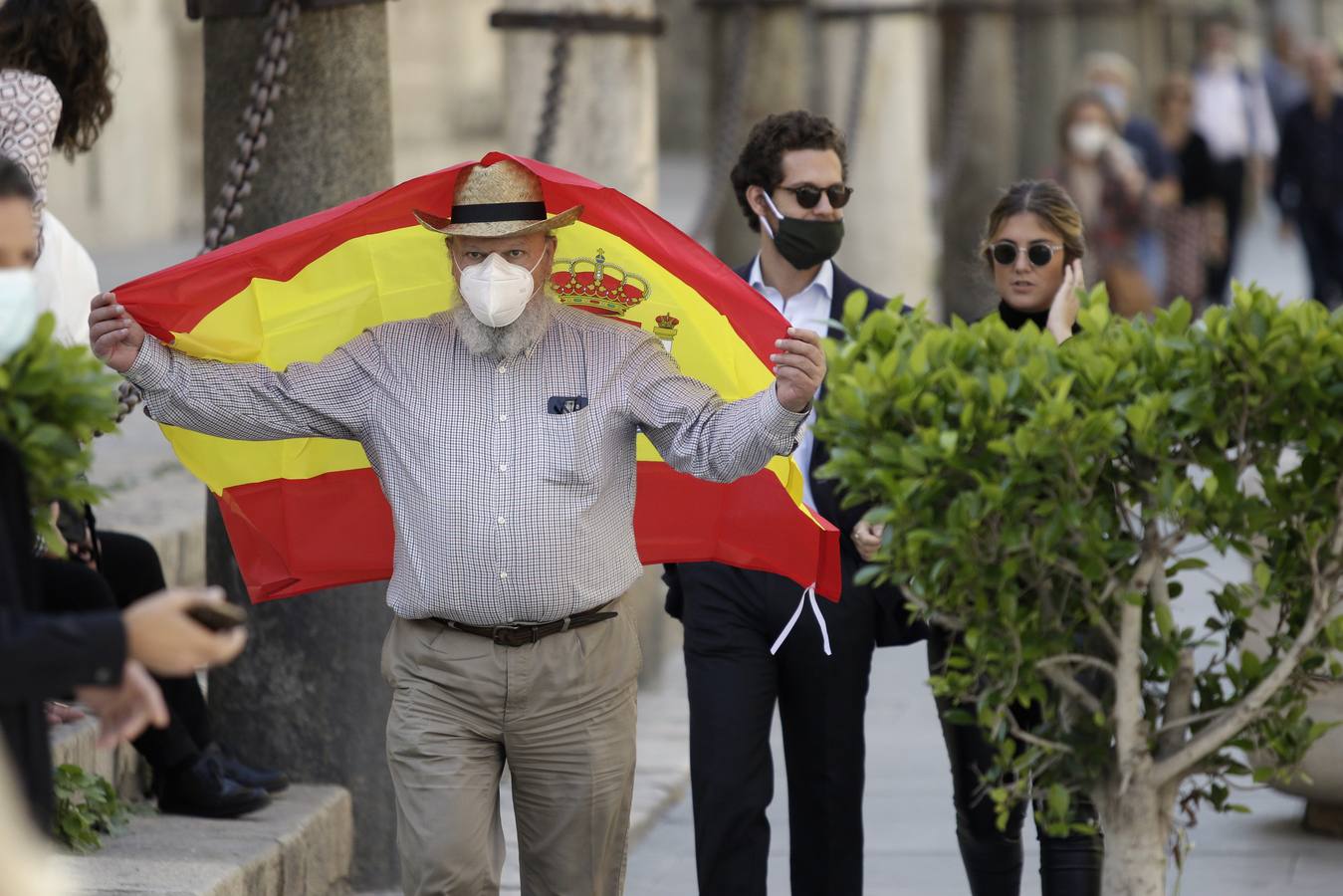 Un centenar de personas se manifiestan contra Pedro Sánchez en Sevilla