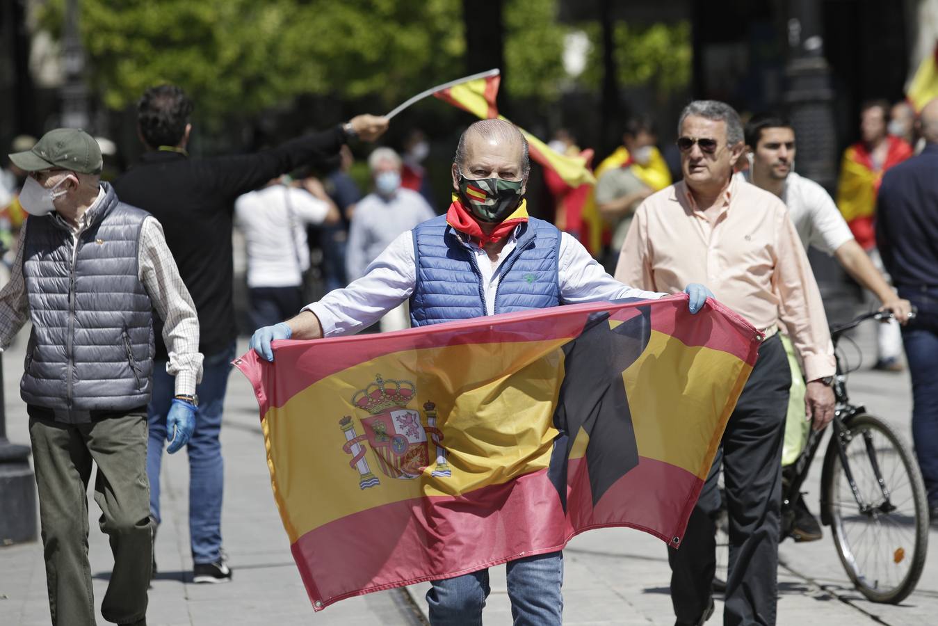 Un centenar de personas se manifiestan contra Pedro Sánchez en Sevilla