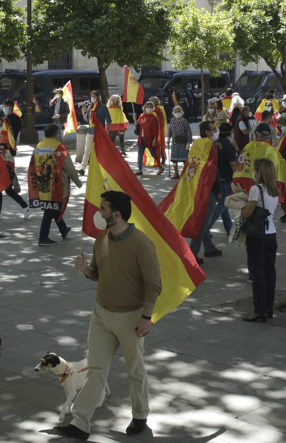 Un centenar de personas se manifiestan contra Pedro Sánchez en Sevilla