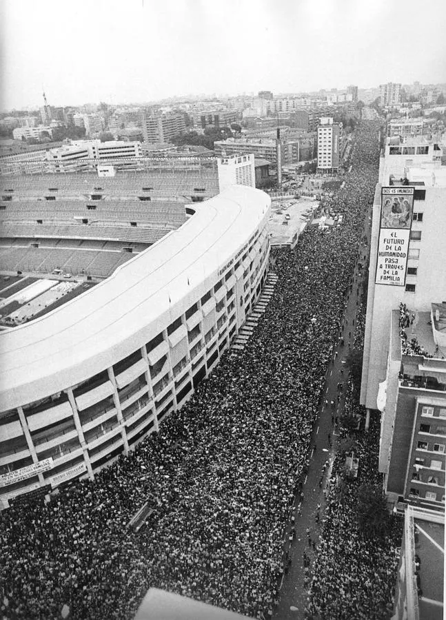 Visita del Papa a España en 1982. En la imagen, una Paseo de la Castellana abarrotado de gente para asistir a la misa. 