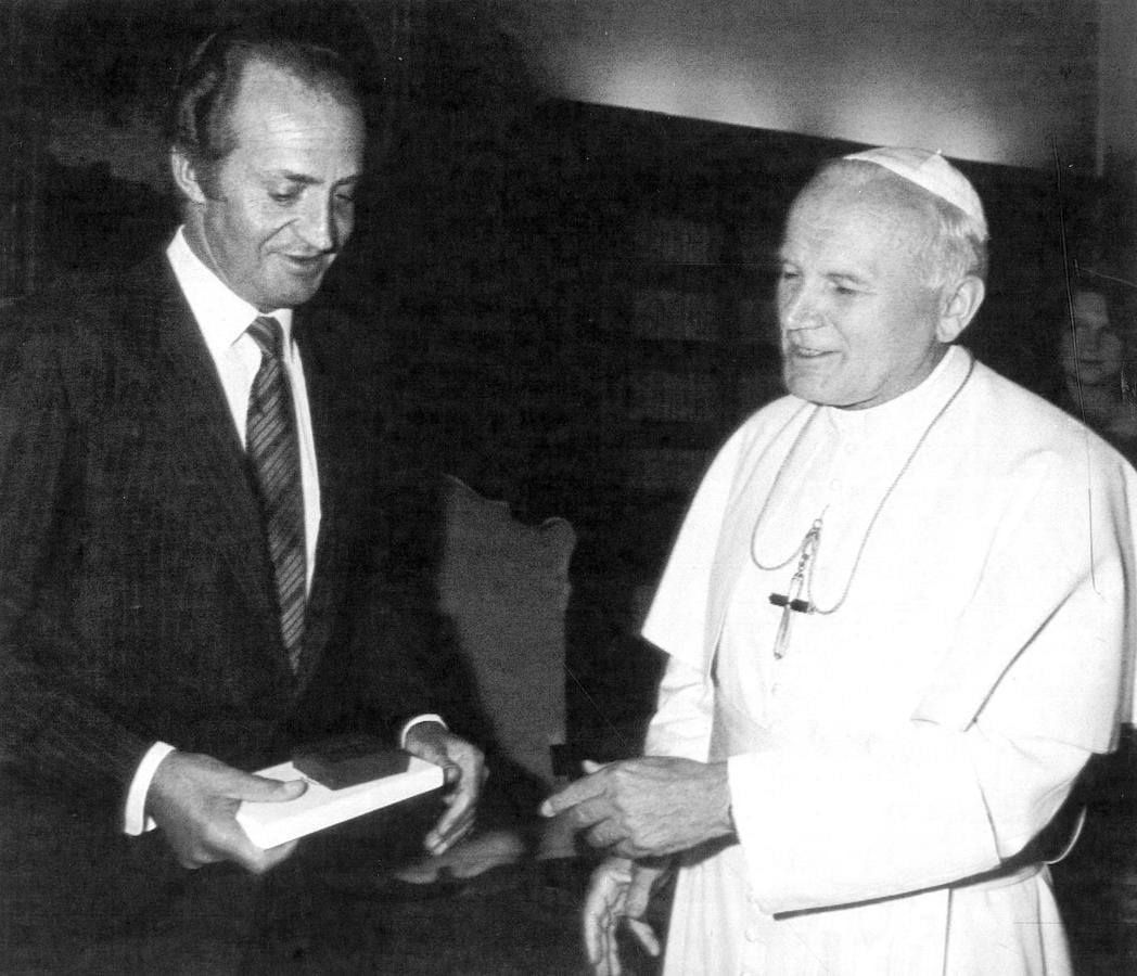 Don Juan Carlos y el Papa en 1984. 