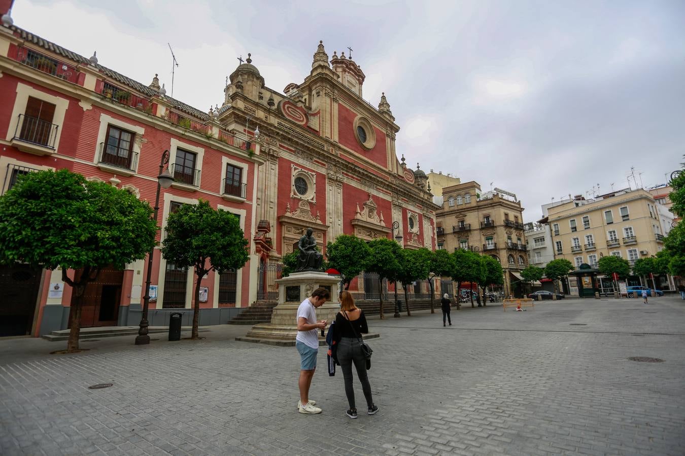 En imágenes, cada vez más ambiente en las calles de Triana y el Centro