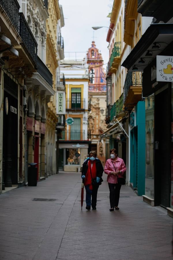 En imágenes, cada vez más ambiente en las calles de Triana y el Centro