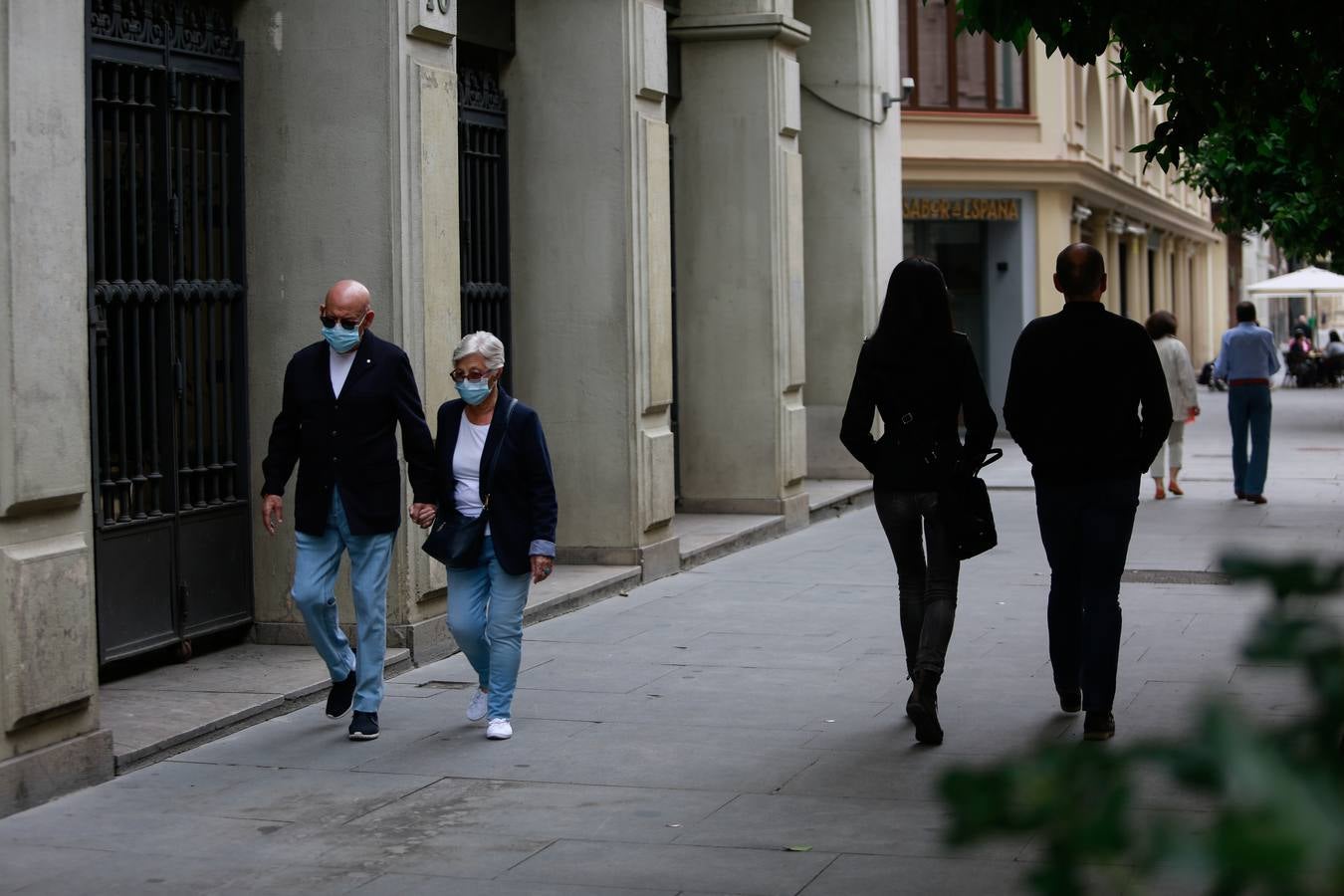 En imágenes, cada vez más ambiente en las calles de Triana y el Centro