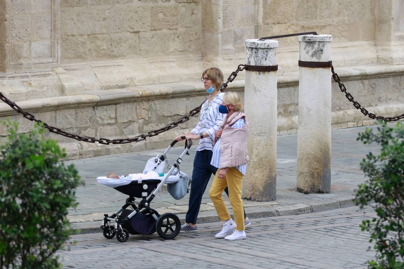 En imágenes, cada vez más ambiente en las calles de Triana y el Centro