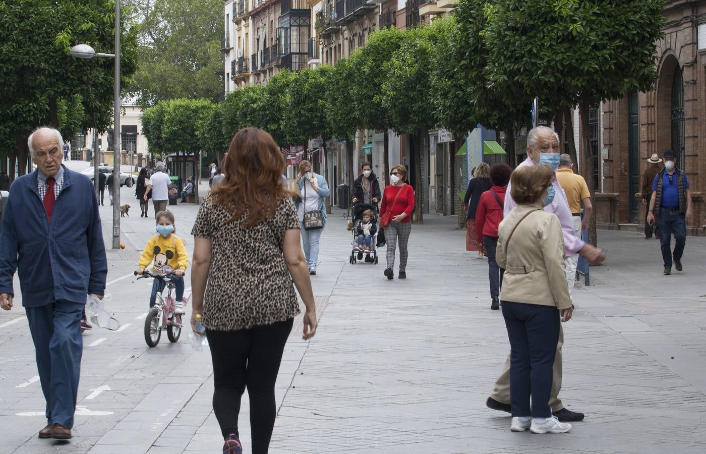 En imágenes, cada vez más ambiente en las calles de Triana y el Centro