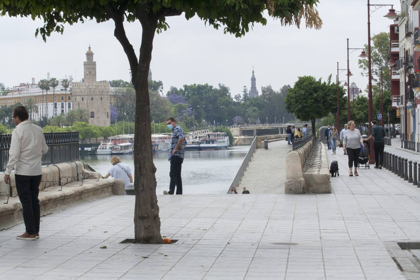 En imágenes, cada vez más ambiente en las calles de Triana y el Centro