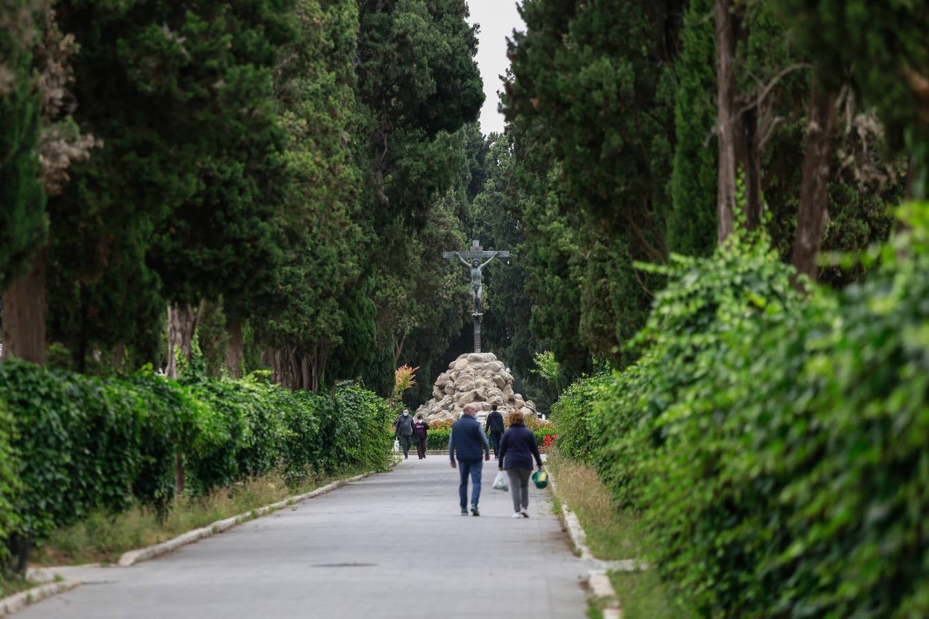 En imágenes, asistencia al cementerio de Sevilla aprovechando la nueva fase