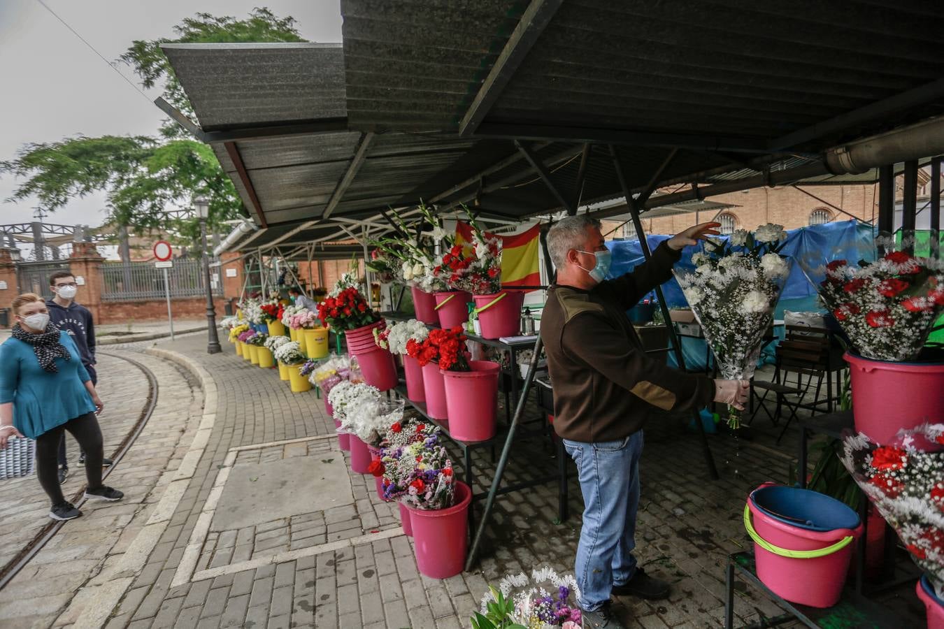 En imágenes, asistencia al cementerio de Sevilla aprovechando la nueva fase