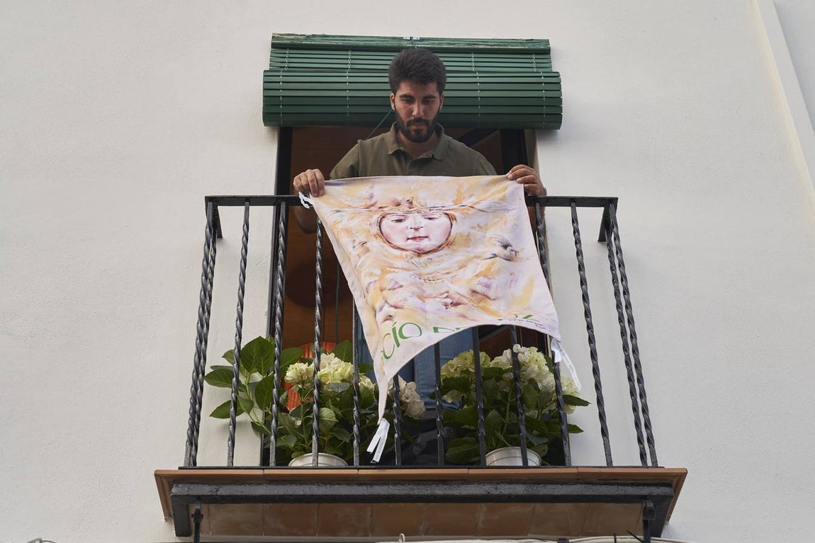Almonte se engalana pese a no ver a la Virgen del Rocío por sus calles