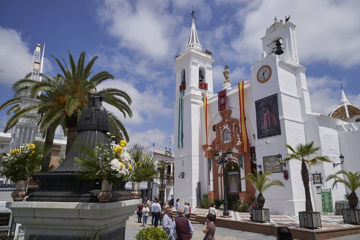 Almonte se engalana pese a no ver a la Virgen del Rocío por sus calles