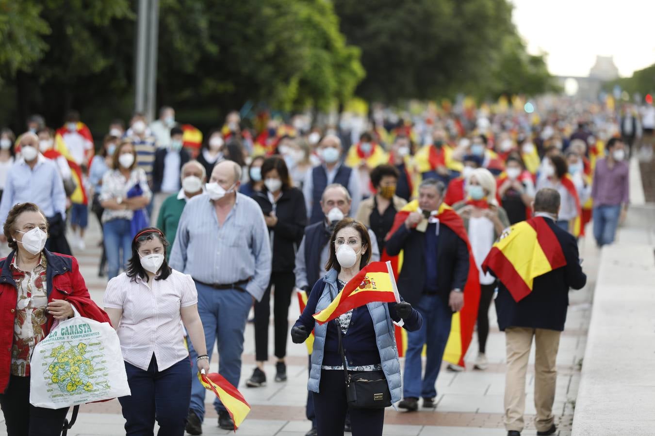 En imágenes, centenares de cordobeses protestan contra Sánchez en el Vial