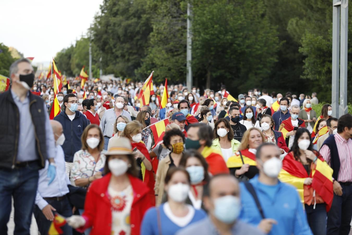 En imágenes, centenares de cordobeses protestan contra Sánchez en el Vial