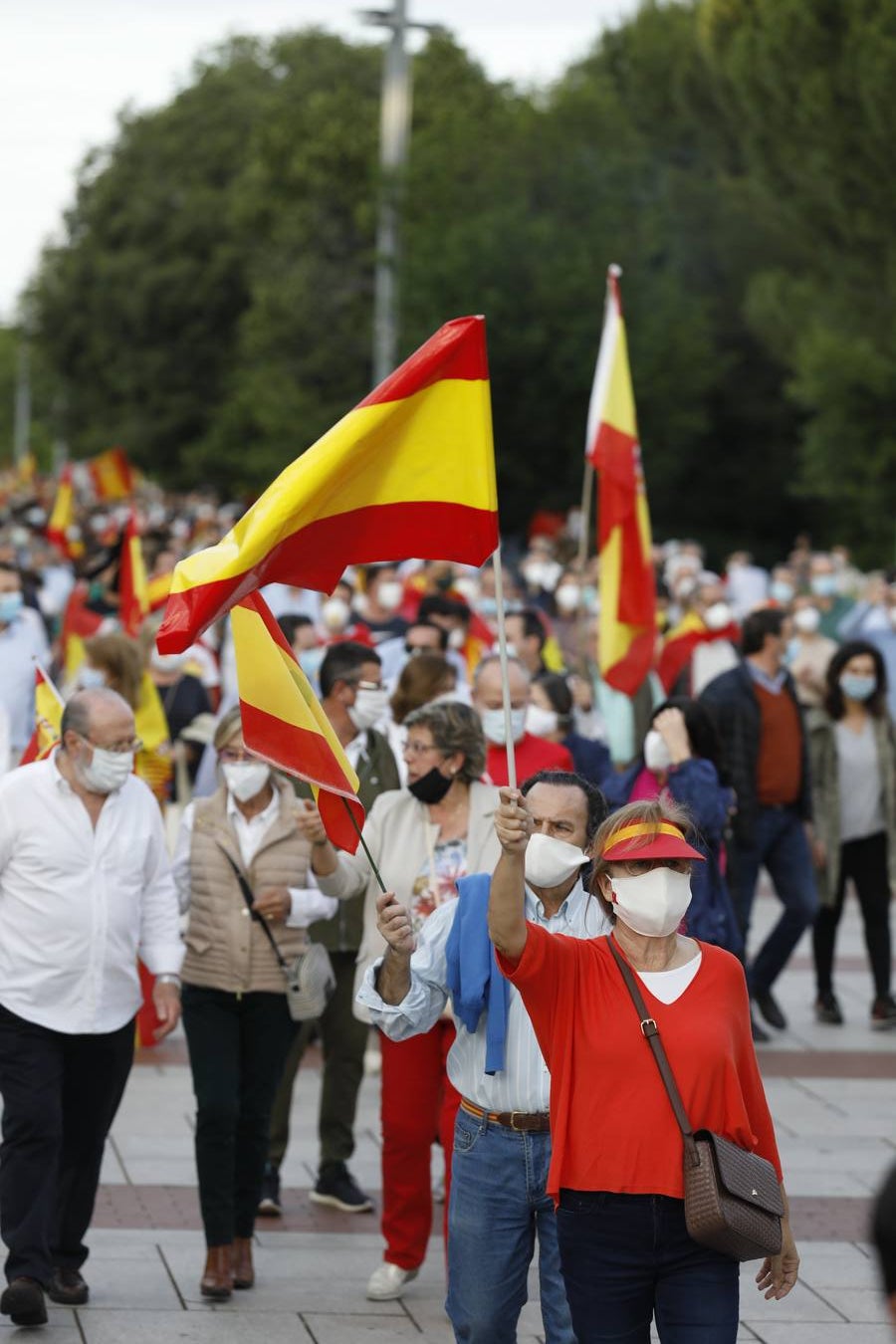 En imágenes, centenares de cordobeses protestan contra Sánchez en el Vial