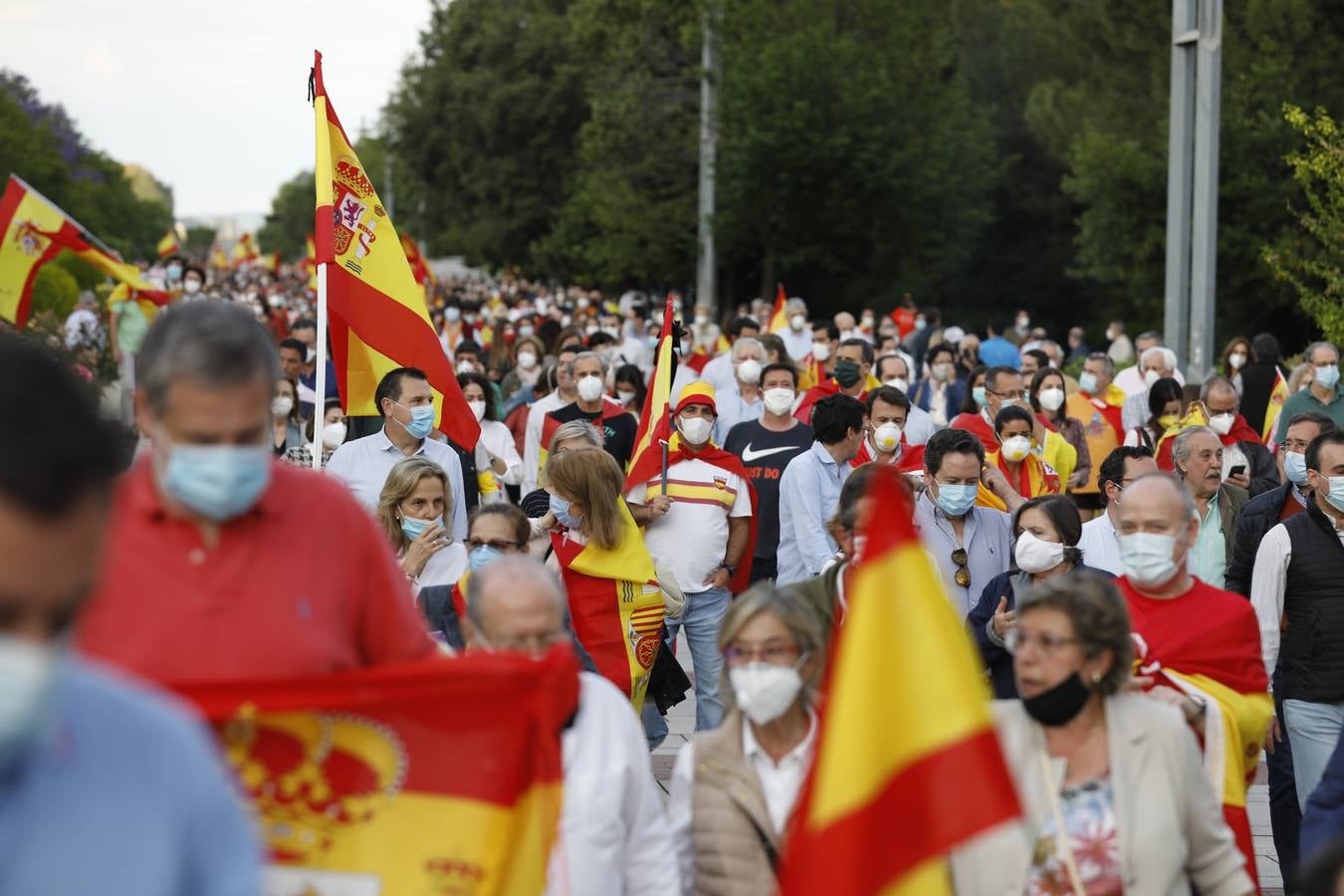 En imágenes, centenares de cordobeses protestan contra Sánchez en el Vial