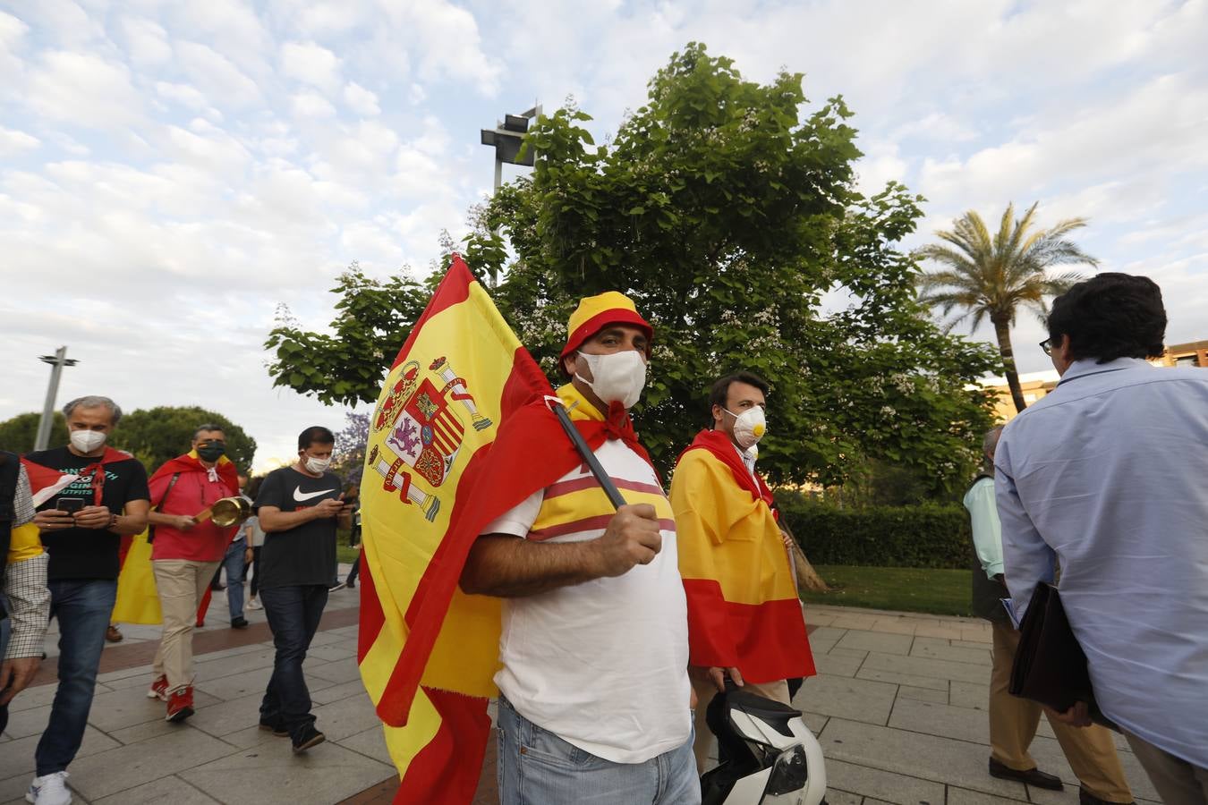 En imágenes, centenares de cordobeses protestan contra Sánchez en el Vial