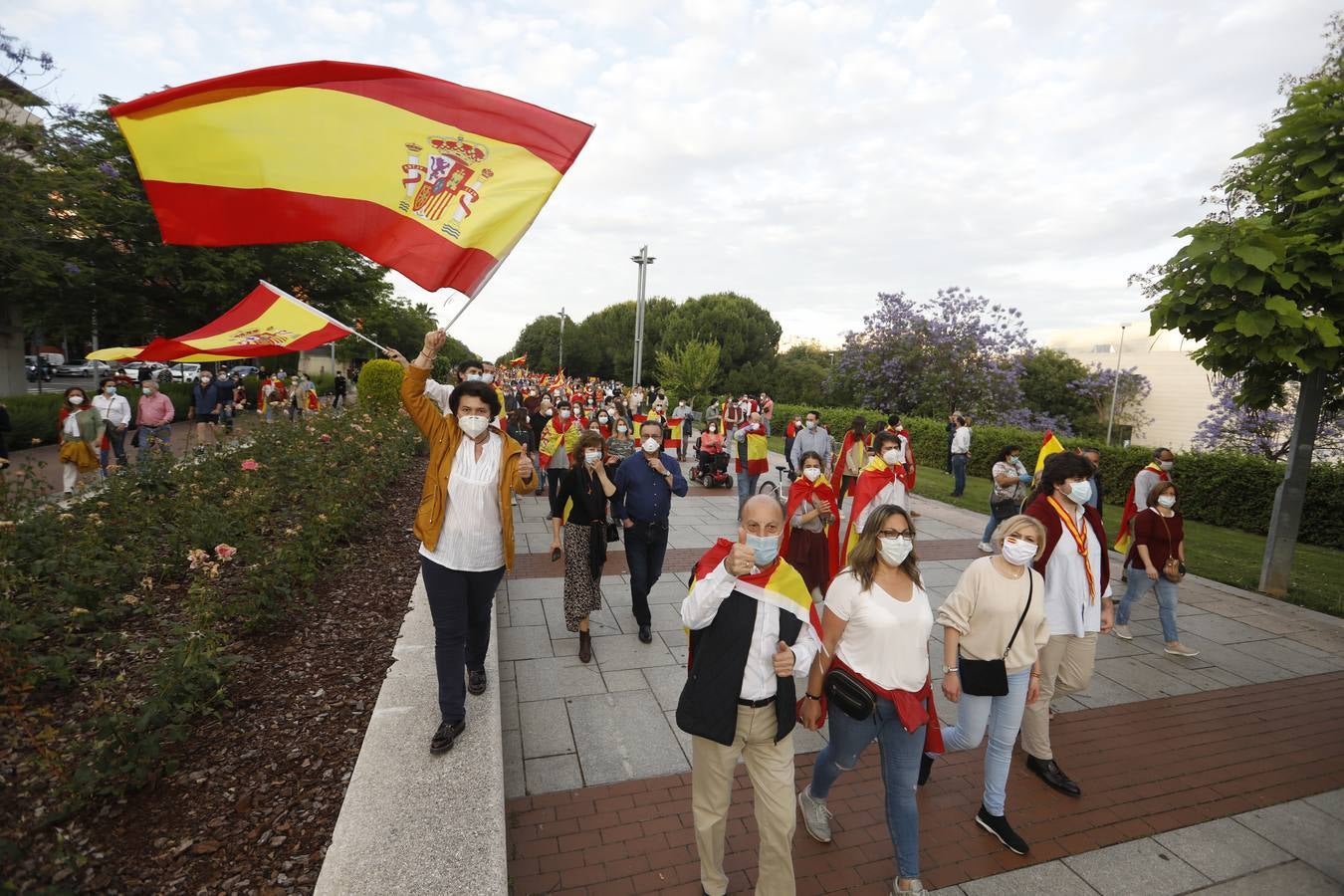 En imágenes, centenares de cordobeses protestan contra Sánchez en el Vial