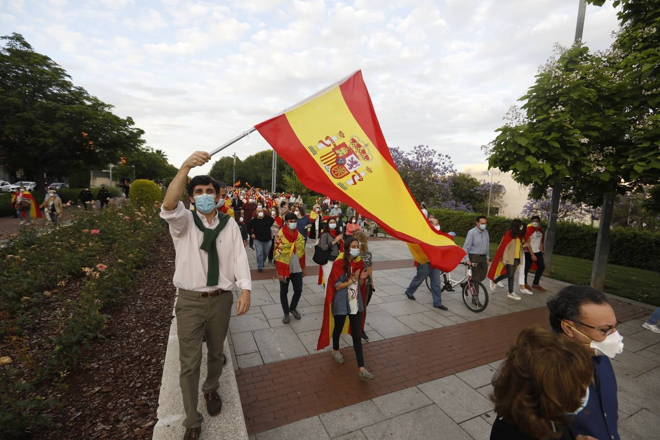 En imágenes, centenares de cordobeses protestan contra Sánchez en el Vial