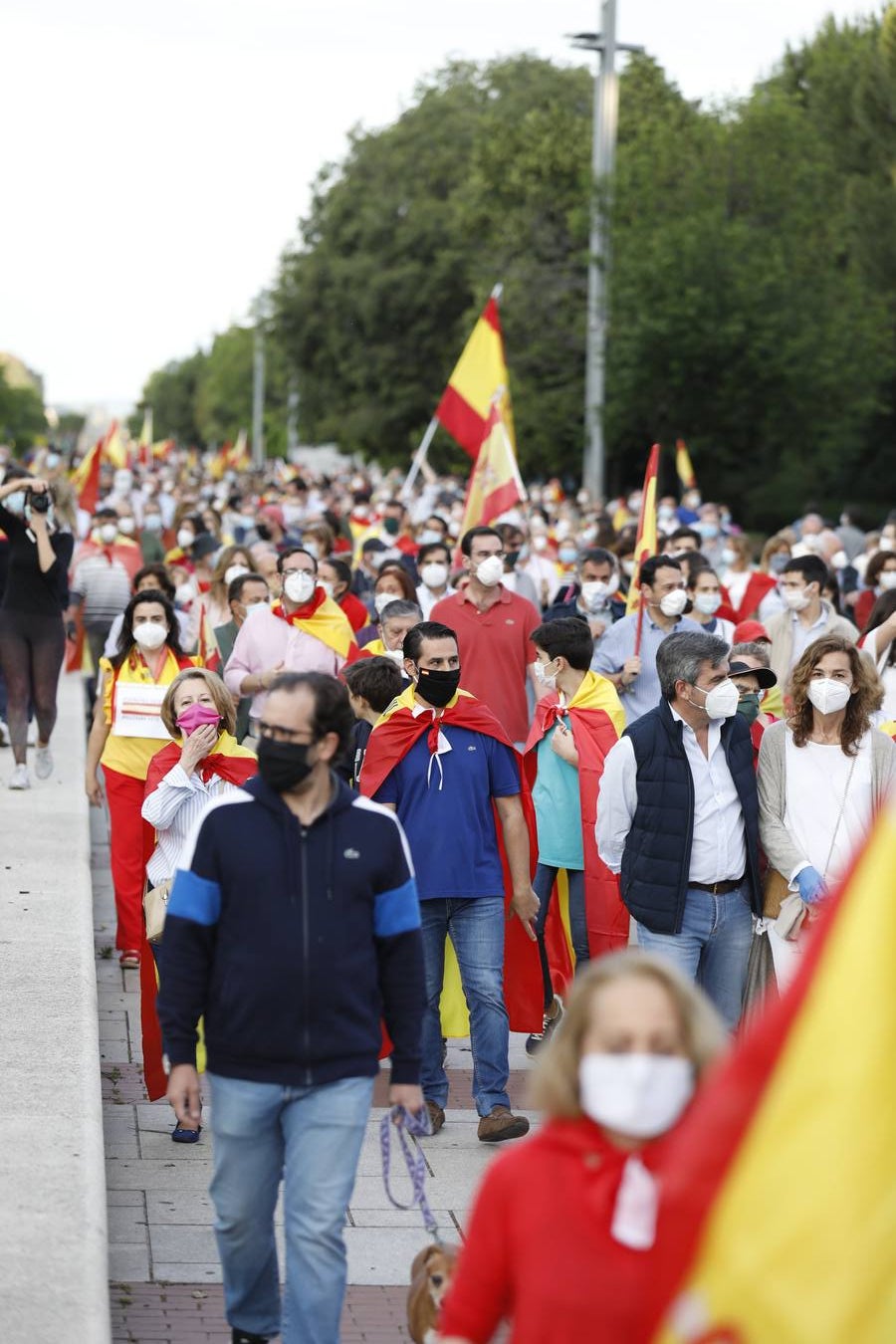 En imágenes, centenares de cordobeses protestan contra Sánchez en el Vial