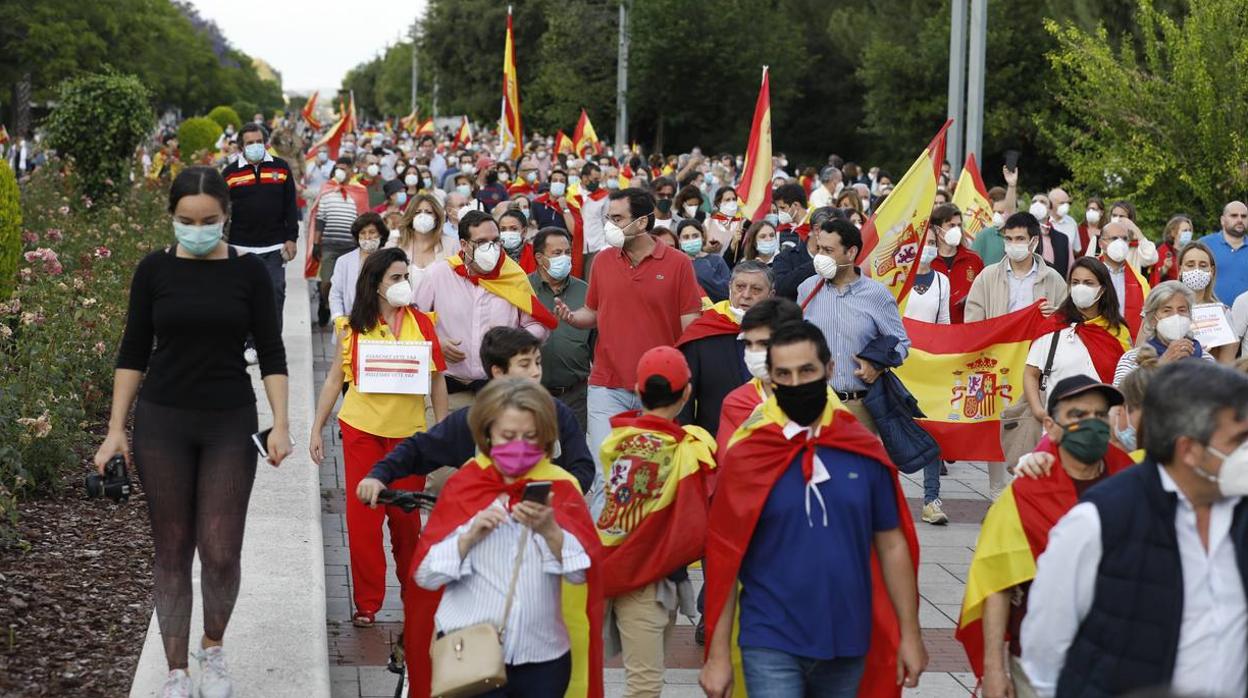 En imágenes, centenares de cordobeses protestan contra Sánchez en el Vial