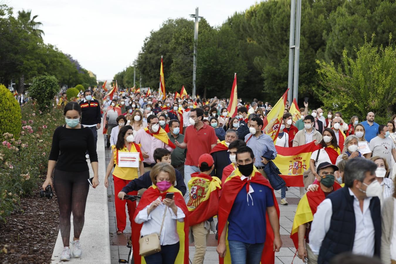 En imágenes, centenares de cordobeses protestan contra Sánchez en el Vial