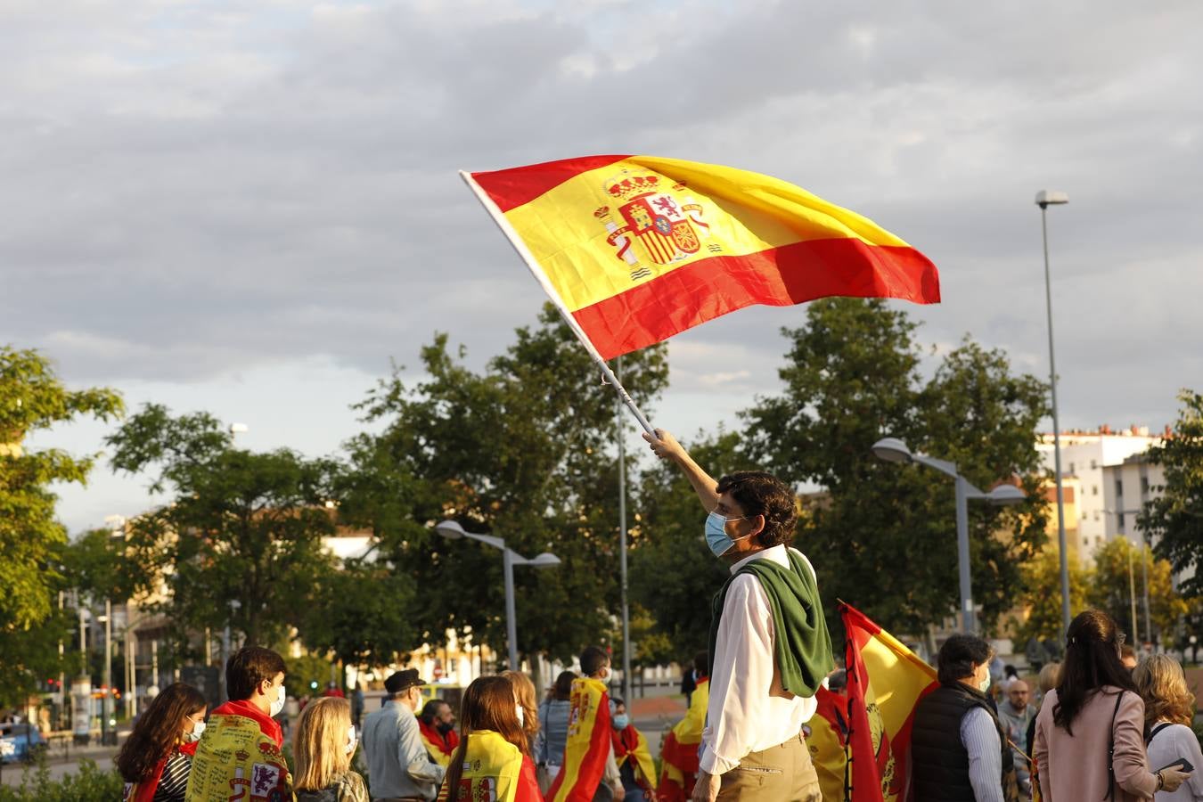 En imágenes, centenares de cordobeses protestan contra Sánchez en el Vial