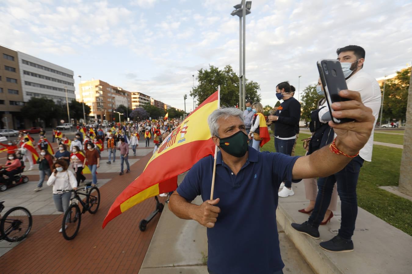 En imágenes, centenares de cordobeses protestan contra Sánchez en el Vial