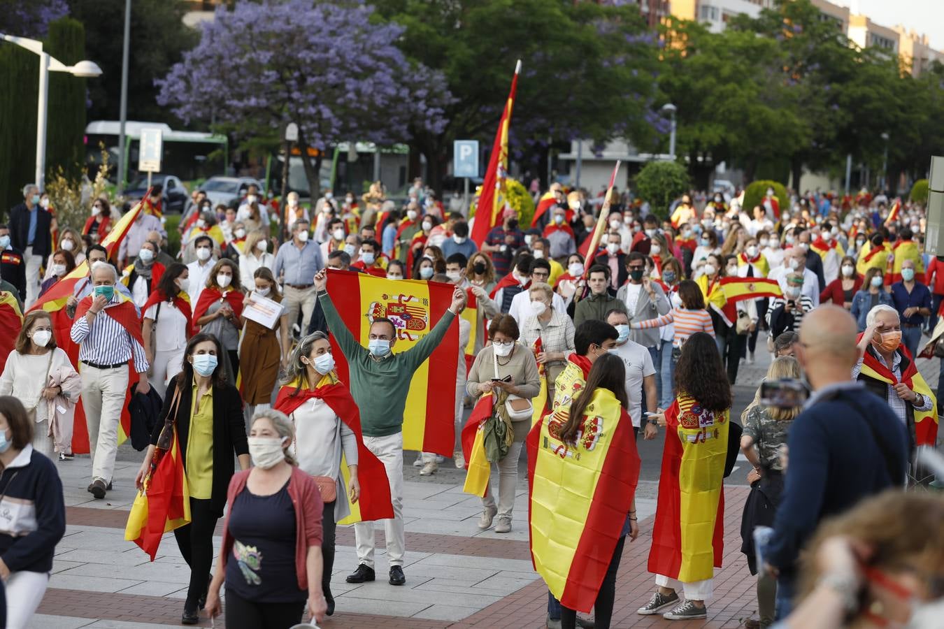 En imágenes, centenares de cordobeses protestan contra Sánchez en el Vial