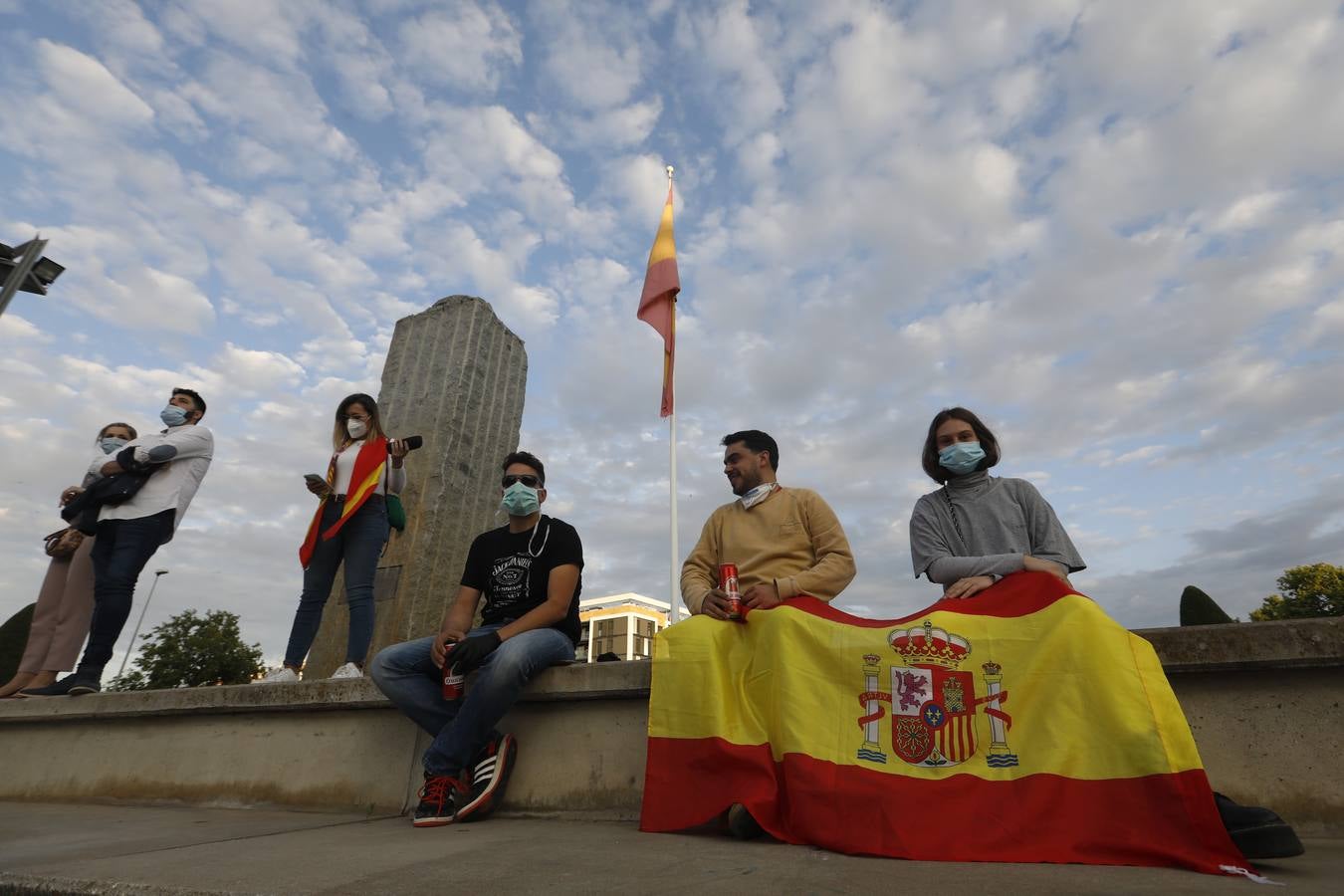 En imágenes, centenares de cordobeses protestan contra Sánchez en el Vial