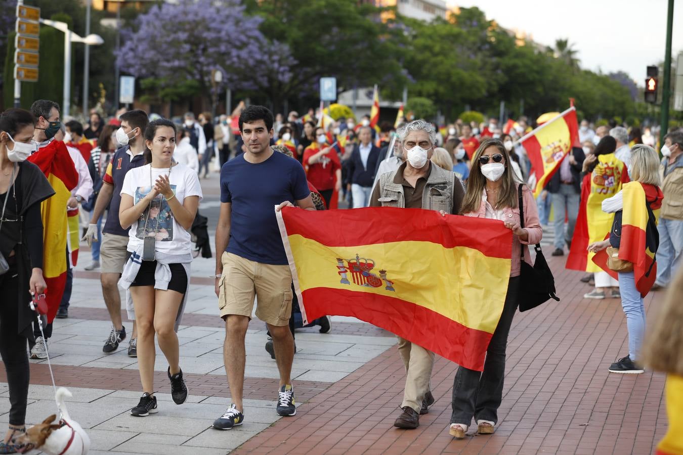 En imágenes, centenares de cordobeses protestan contra Sánchez en el Vial