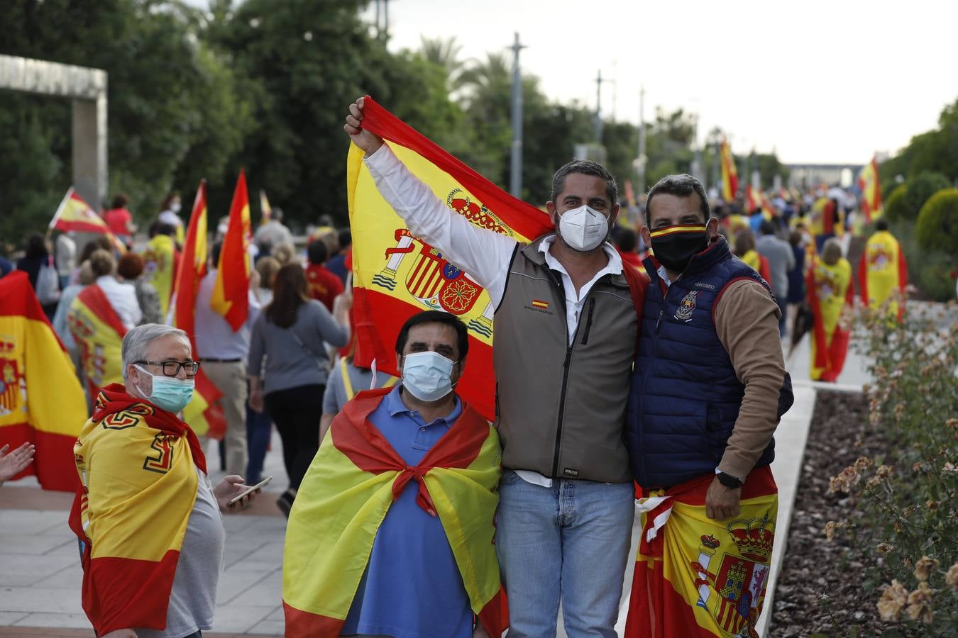 En imágenes, centenares de cordobeses protestan contra Sánchez en el Vial