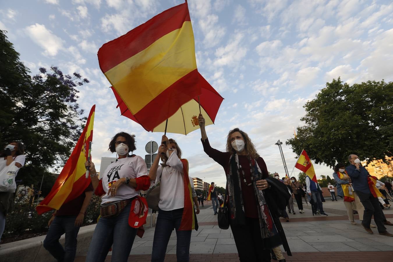 En imágenes, centenares de cordobeses protestan contra Sánchez en el Vial