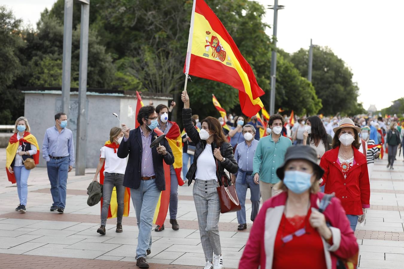 En imágenes, centenares de cordobeses protestan contra Sánchez en el Vial