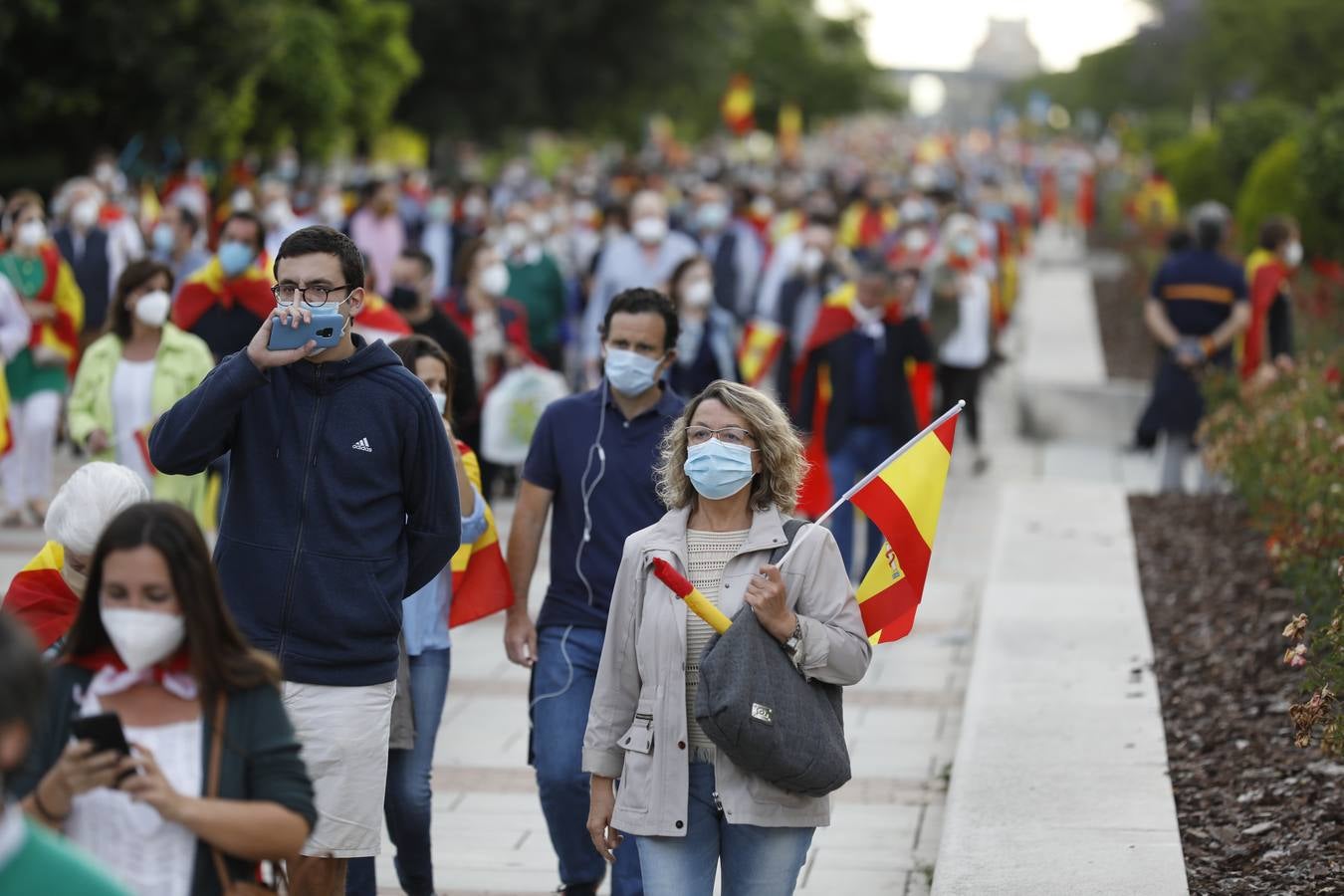 En imágenes, centenares de cordobeses protestan contra Sánchez en el Vial