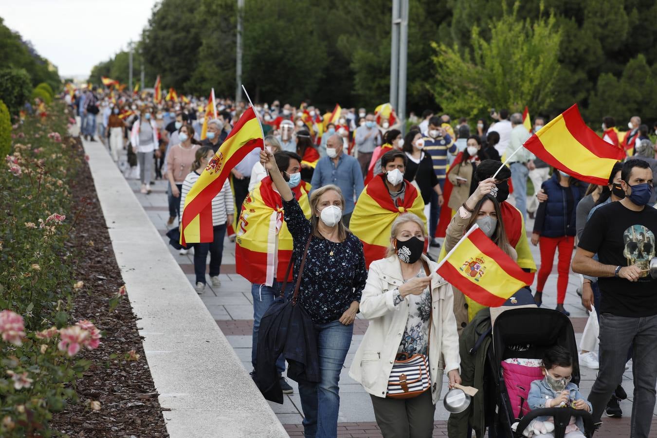 En imágenes, centenares de cordobeses protestan contra Sánchez en el Vial