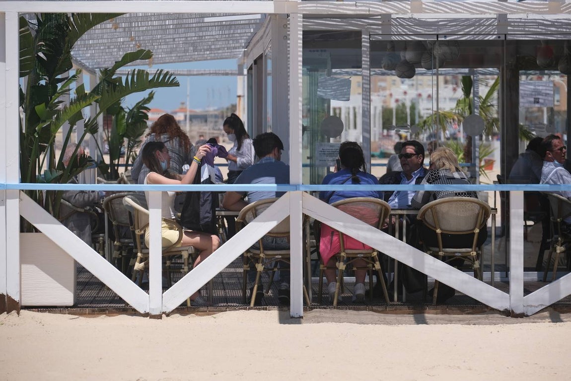 FOTOS: Cádiz llena paseos y terrazas en la «nueva normalidad» de la Fase 1