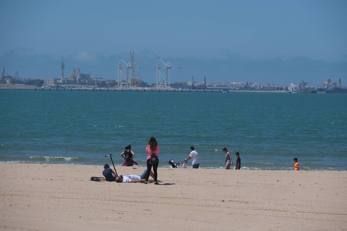 FOTOS: Cádiz llena paseos y terrazas en la «nueva normalidad» de la Fase 1