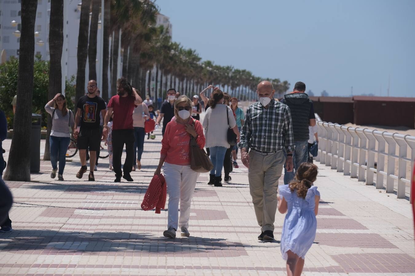 FOTOS: Cádiz llena paseos y terrazas en la «nueva normalidad» de la Fase 1