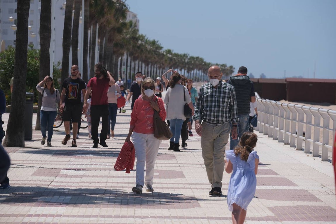 FOTOS: Cádiz llena paseos y terrazas en la «nueva normalidad» de la Fase 1