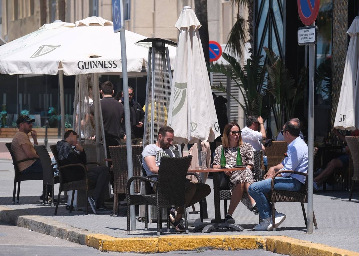 FOTOS: Cádiz llena paseos y terrazas en la «nueva normalidad» de la Fase 1