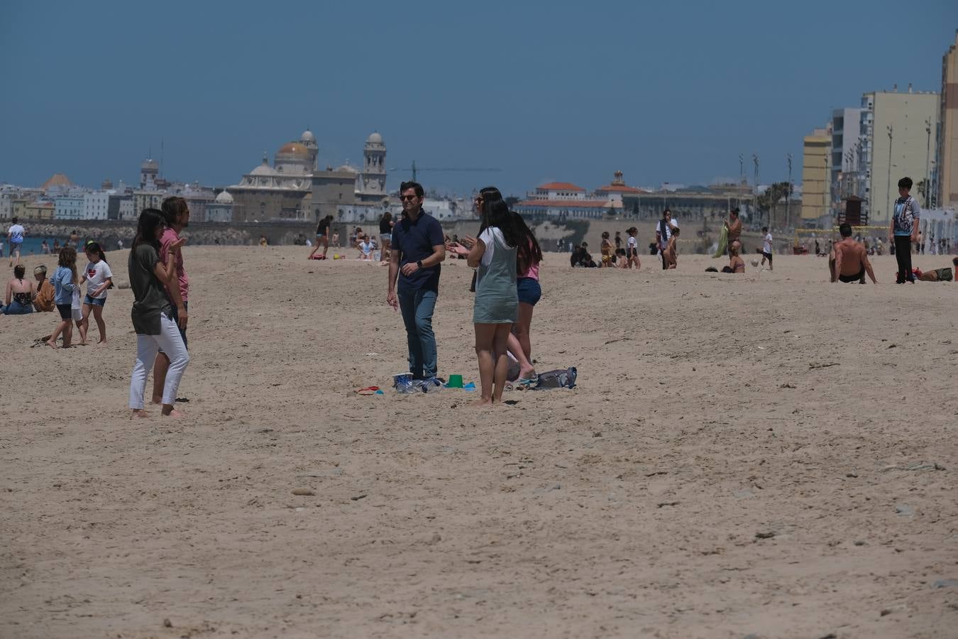 FOTOS: Cádiz llena paseos y terrazas en la «nueva normalidad» de la Fase 1