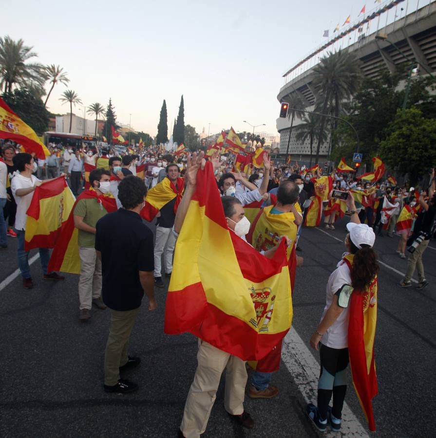 Protesta en Sevilla contra el presidente Pedro Sánchez, en imágenes