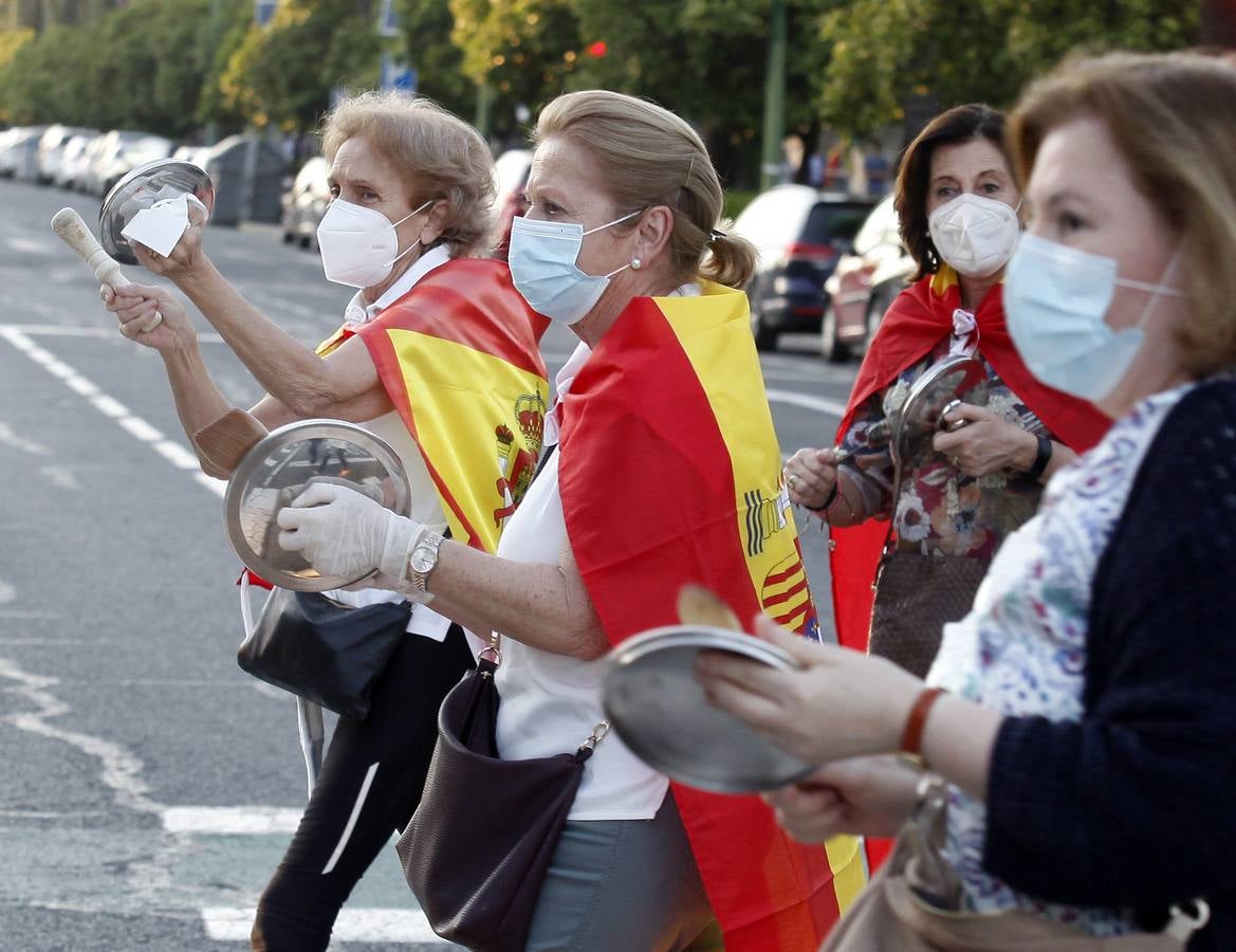 Protesta en Sevilla contra el presidente Pedro Sánchez, en imágenes