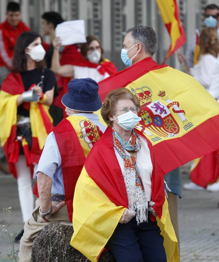 Protesta en Sevilla contra el presidente Pedro Sánchez, en imágenes