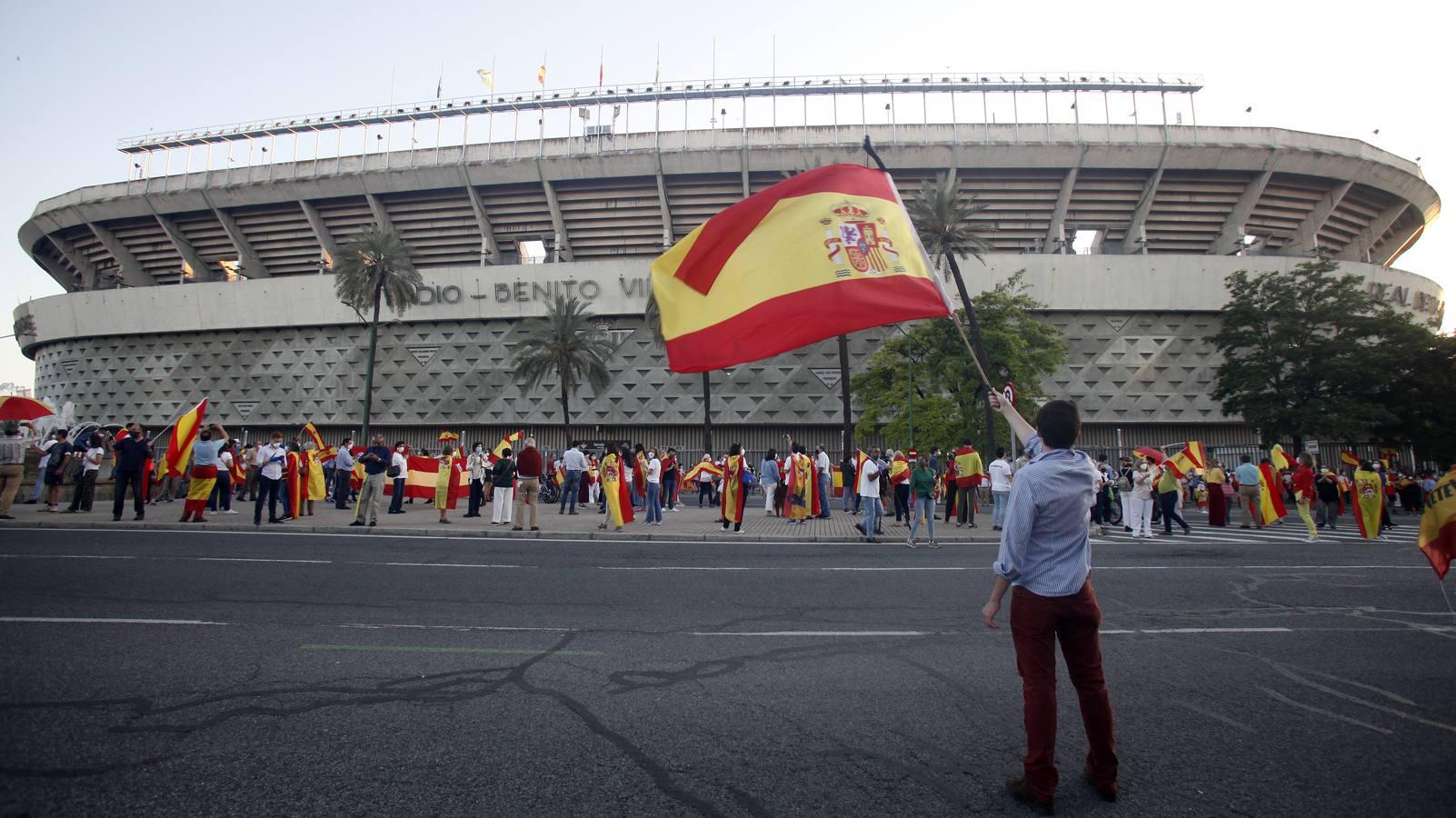 Protesta en Sevilla contra el presidente Pedro Sánchez, en imágenes