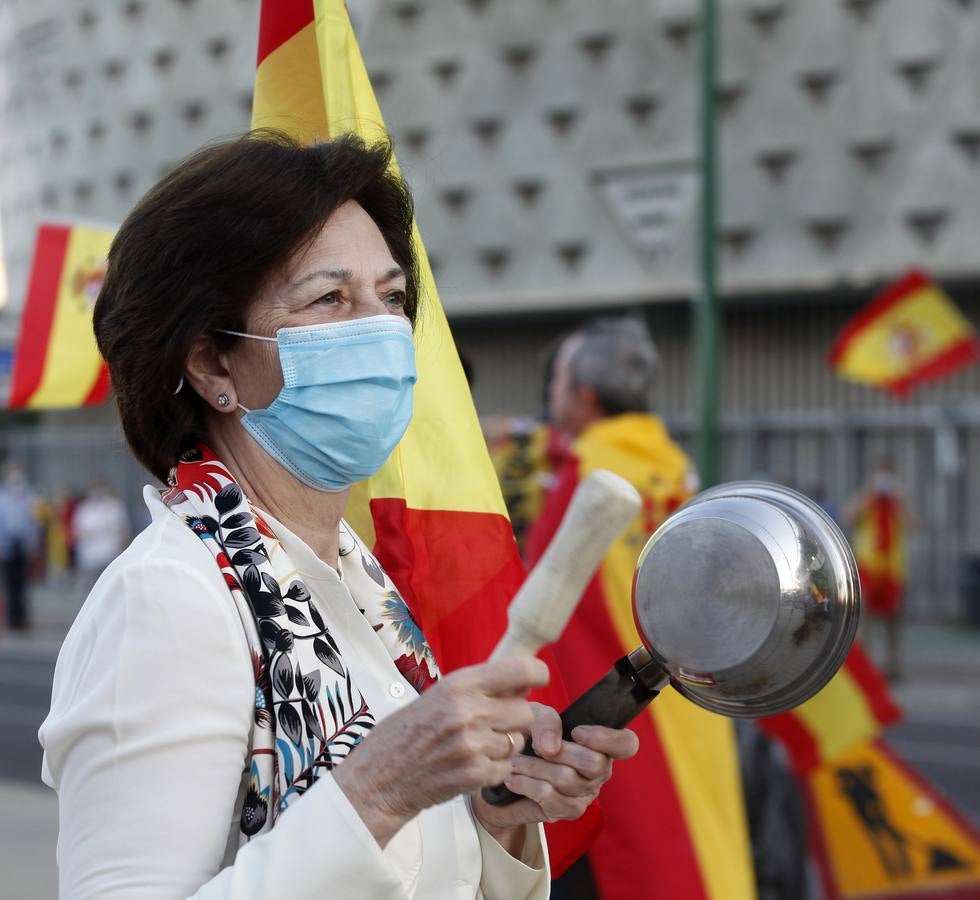 Protesta en Sevilla contra el presidente Pedro Sánchez, en imágenes