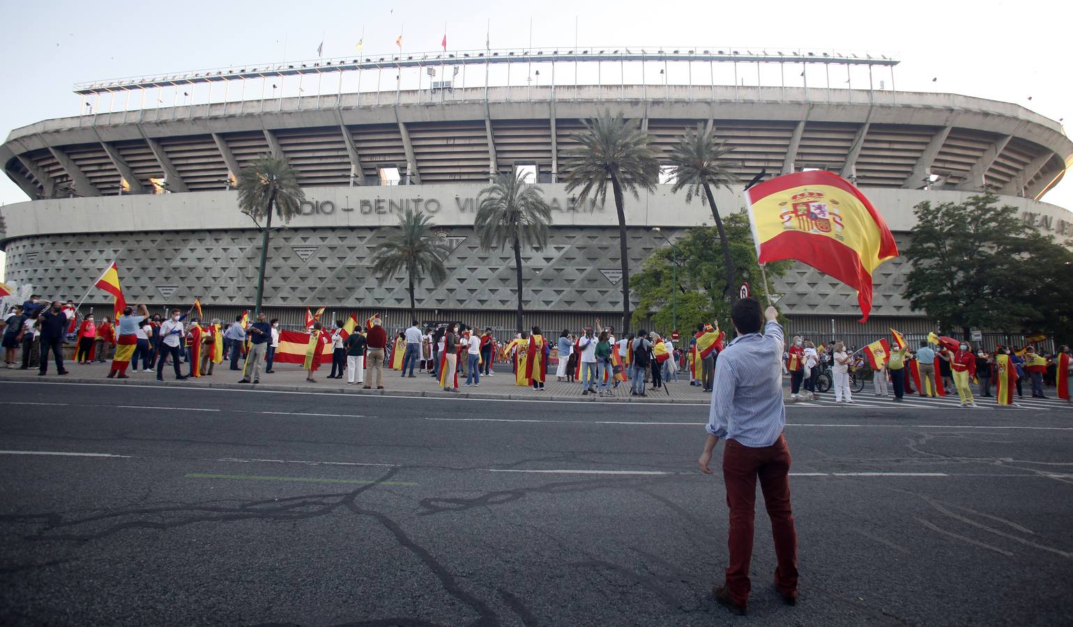 Protesta en Sevilla contra el presidente Pedro Sánchez, en imágenes