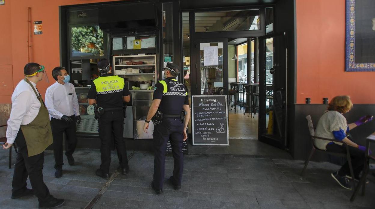 La Policía Local mantiene una campaña de inspecciones para asegurar el cumplimiento de las restricciones en las terrazas de Sevilla